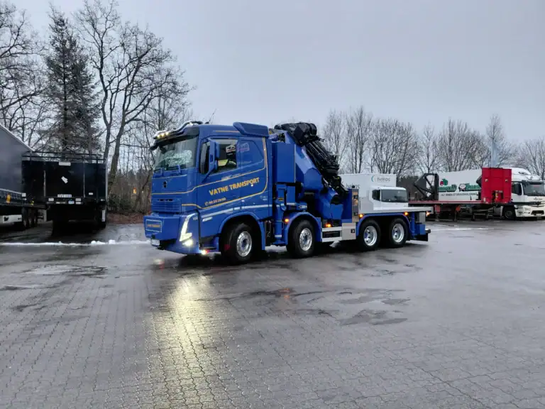 Eksepsjonell lastebil med kran, Vatne Transport, transporttjenester, truck, tømmerbil, godstransport.